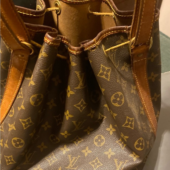 Signature Louis Vuitton bucket hand bag with dust bag - Picture 2 of 2